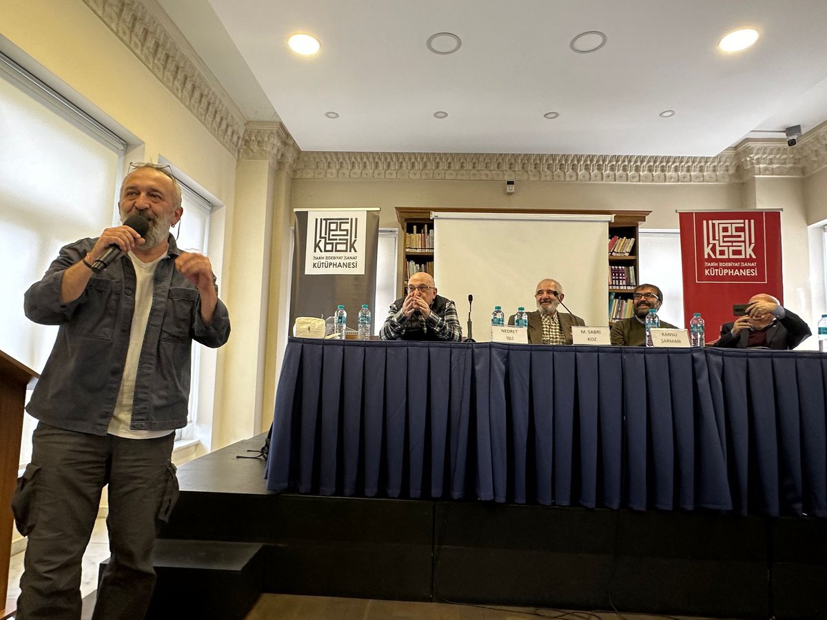 hermessahaf's tweet photo. Dün Tesak’ta, Lütfi Seymen ağabeyimiz için toplandık. Jübile demeyelim ama bunca yıllık emeğine saygı için bir araya geldik. “Cumartesi Yâranı”nın çekirdeğini oluşturan ve aynı zamanda Müteferrika’nın gedikli yazarları olan büyüklerimiz Erol Üyepazarcı, Sabri Koz, Mustafa Duman, Emin Nedret İşli ve Kansu Şarman’ın konuşmalarının peşinden meslektaşları ve dükkânın müdavimleri de söz aldı:)
Velhâsılı güzel, “Sakallı”ya yaraşan, dolu dolu bir gün oldu. 
Lütfi Ağabey’e uzun ve sağlıklı bir ömür diledik, eli hep üzerimizde olsun🍀
Nedret Ağbi’nin takdim ettiği hediye 1729’da İstanbul Müteferrika Matbaası’nda basılan Vankulu Lügatı’nın -yanılmıyorsam- ilk sayfası.
📸 @onderkayaistan1