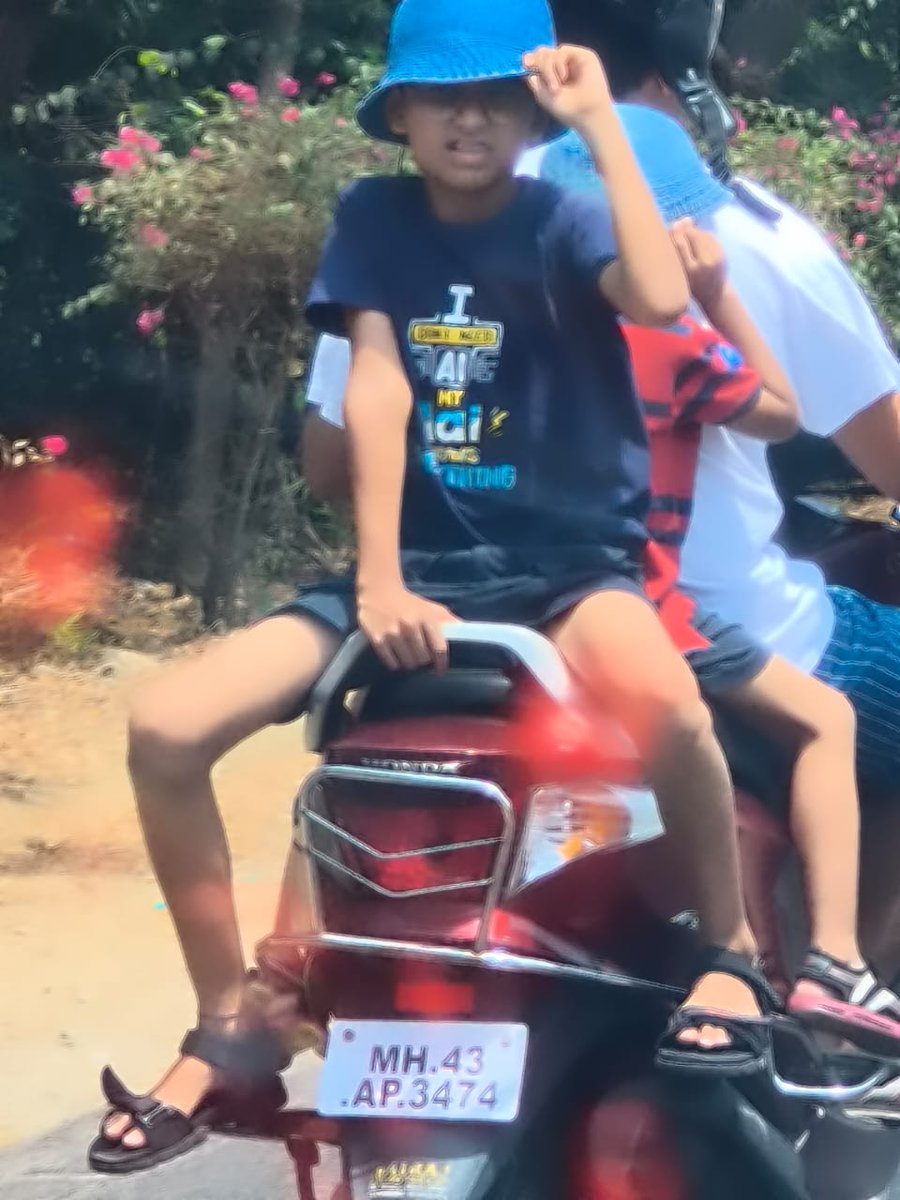 ManoharPandit's tweet photo. @Navimumpolice On Palm Beach Road, Nerul, at 11.40am today. Risking life of children https://t.co/Z9hTDaBUjQ