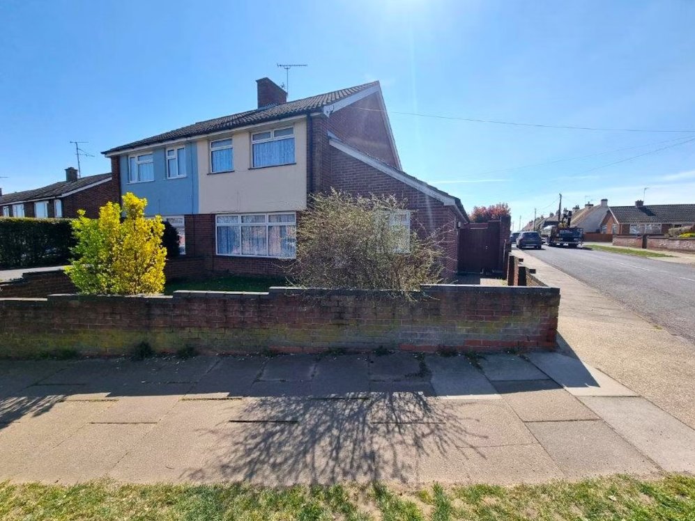🏡 For Sale: Extended 3-Bedroom Semi-Detached Home in Ipswich IP1 🏡

Discover this beautifully extended 3-bedroom semi-detached house located on High View Road, West Ipswich. 

🔗 belvoir.co.uk/ipswich-estate… 
 #PropertyForSale #IpswichLiving #FamilyHomeIpswich #Suffolk