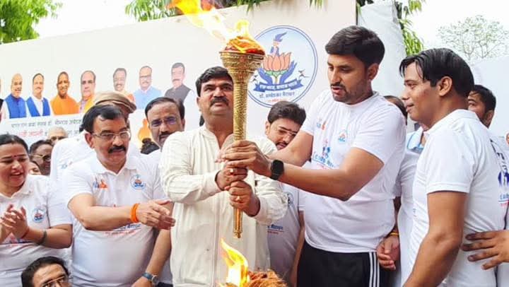NeerajSinghSays's tweet photo. भारत रत्न बाबसाहब डा० भीमराव अम्बेडकर जी की 135वीं जयंती के पूर्व दिवस पर “के० डी० बाबू स्टेडियम से अटल चौक होते हुये 1090 तक” आयोजित “डा० अम्बेडकर मैराथन” दौड़ को प्रदेश महामंत्री आदरणीय श्री @idharampalsingh  जी भाईसाहब ने झण्डा दिखाकर रवाना किया।

इस अवसर पर प्रमुख रूप से प्रदेश महामंत्री श्री गोविंद नारायण शुक्ला जी, प्रदेश उपाध्यक्ष एवं मा० विधान परिषद सदस्य श्री संतोष सिंह जी, श्री ब्रज बहादुर सिंह जी, मुकेश शर्मा जी,एमएलसी रामचन्द्र सिंह प्रधान जी, महानगर अध्यक्ष लखनऊ श्री आनंद द्विवेदी जी, मा० विधायक श्री नीरज बोरा जी, विधायक योगेश शुक्ला जी उपस्थित रहे।