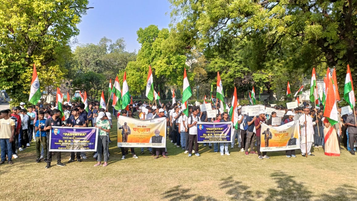 MYBharatHQ's tweet photo. Hon'ble Minister Shri Ravinder singh Indraj and Hon'ble MLA Ravi kant ji along with other dignitaries  flagged off the Jai Bhim Padyatra organised by MYBharat-NYKS Delhi .
Over 1200 volunteers participated in the padyatra. https://t.co/9HcgnYPeH2