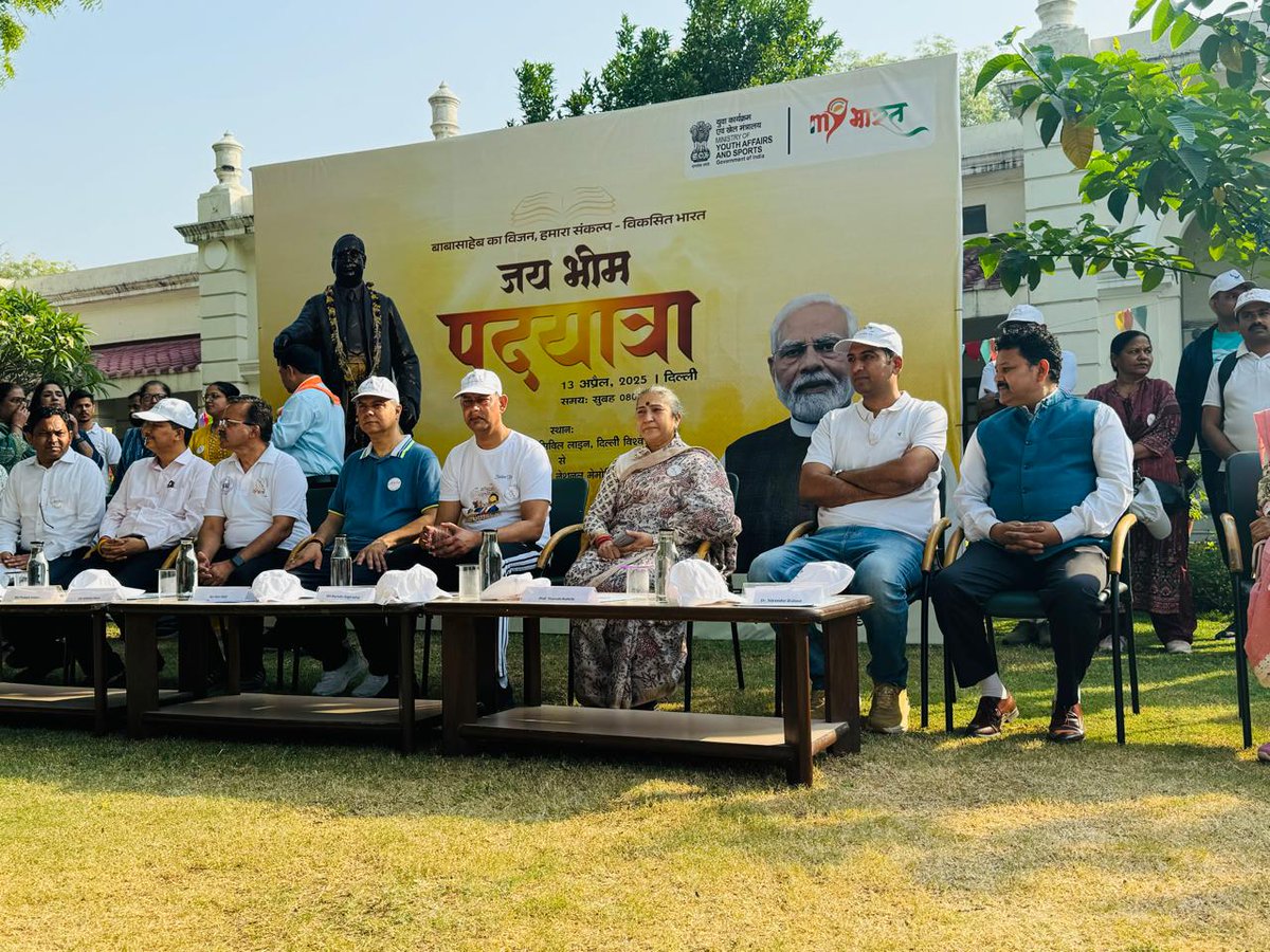 MYBharatHQ's tweet photo. Hon'ble Minister Shri Ravinder singh Indraj and Hon'ble MLA Ravi kant ji along with other dignitaries  flagged off the Jai Bhim Padyatra organised by MYBharat-NYKS Delhi .
Over 1200 volunteers participated in the padyatra. https://t.co/9HcgnYPeH2