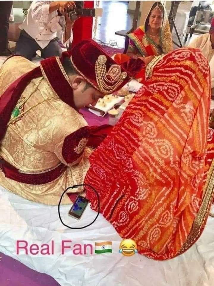 अपनी बैटिंग की परवाह किये बगैर फोन में फील्डिंग देखता मैच का एक सच्चा दीवाना...😜