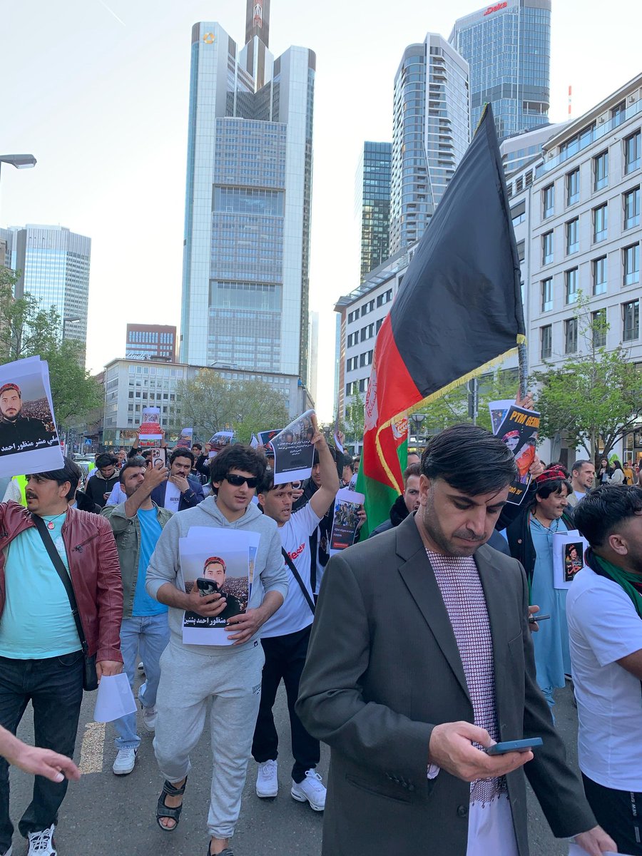 ptmkhyber's tweet image. "جرمنی میں PTM کے احتجاج نے نہ صرف پشتونوں کے حقوق کی آواز بلند کی، بلکہ بلوچ بھائیوں کے دکھ کو بھی اجاگر کیا۔ یہ مشترکہ آواز ریاستی جبر کے خلاف مظلوم اقوام کے اتحاد کی علامت ہے۔ 
#PashtunLandPashtunRights #GermanyProtest #HumanRights"