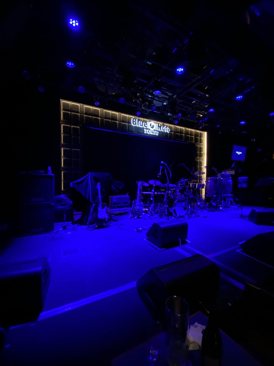 takemas13928201's tweet photo. セットリストは概ね同じだが、何曲か入れ替えてきた
メンバーが演奏に馴染んできて、大きなうねりが生まれる
スタンディングで踊るオーディエンスもステージが進んでいくうちに1人、2人と増えていき、場内がいい雰囲気に
#Cimafunk & #LATRIBU #シマファンク& #ラ・トライブ #ブルーノート東京(2/3) https://t.co/9pDIuWHD9z