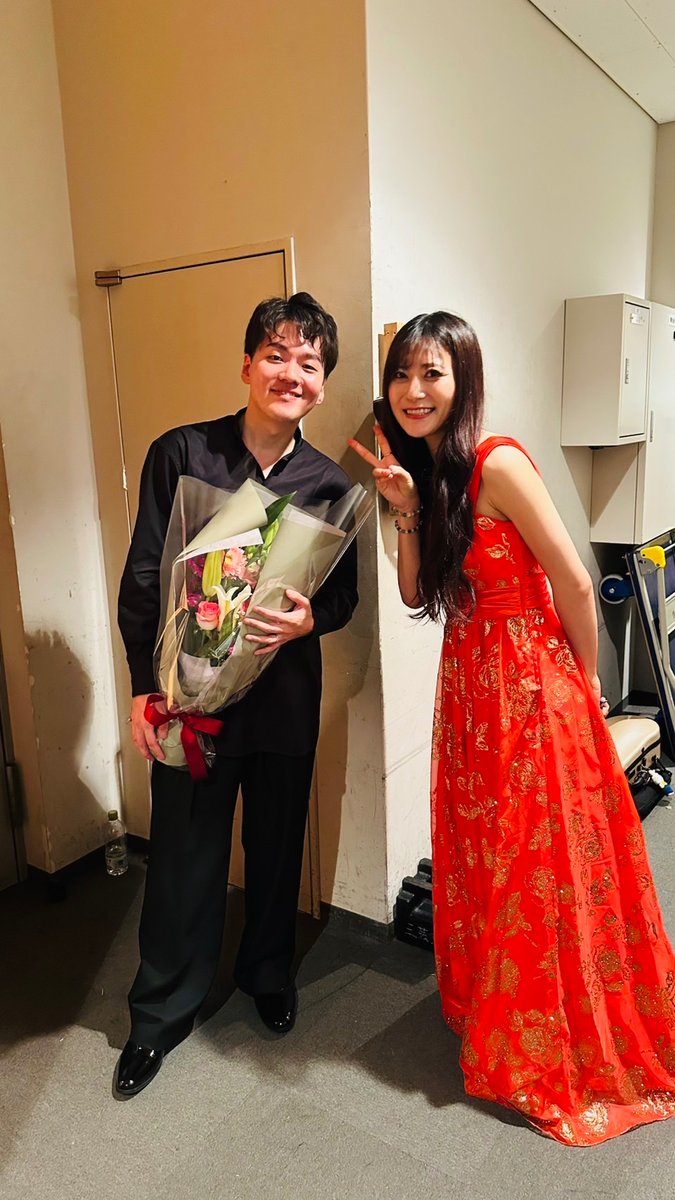 Nakamura_Rina0's tweet photo. 本番後バタバタして更新遅くなっちゃった💦
昨日のAugenblickOrchestra演奏会ありがとうございました。
今回私の好き放題演奏をまとめてくださった指揮者の松村先生と📷✨
お久しぶりにお会いできた方々ばかりで嬉しかったです❤️
またお会いしましょうね🥰
ありがとうございました。 https://t.co/AFQf0NGdiu