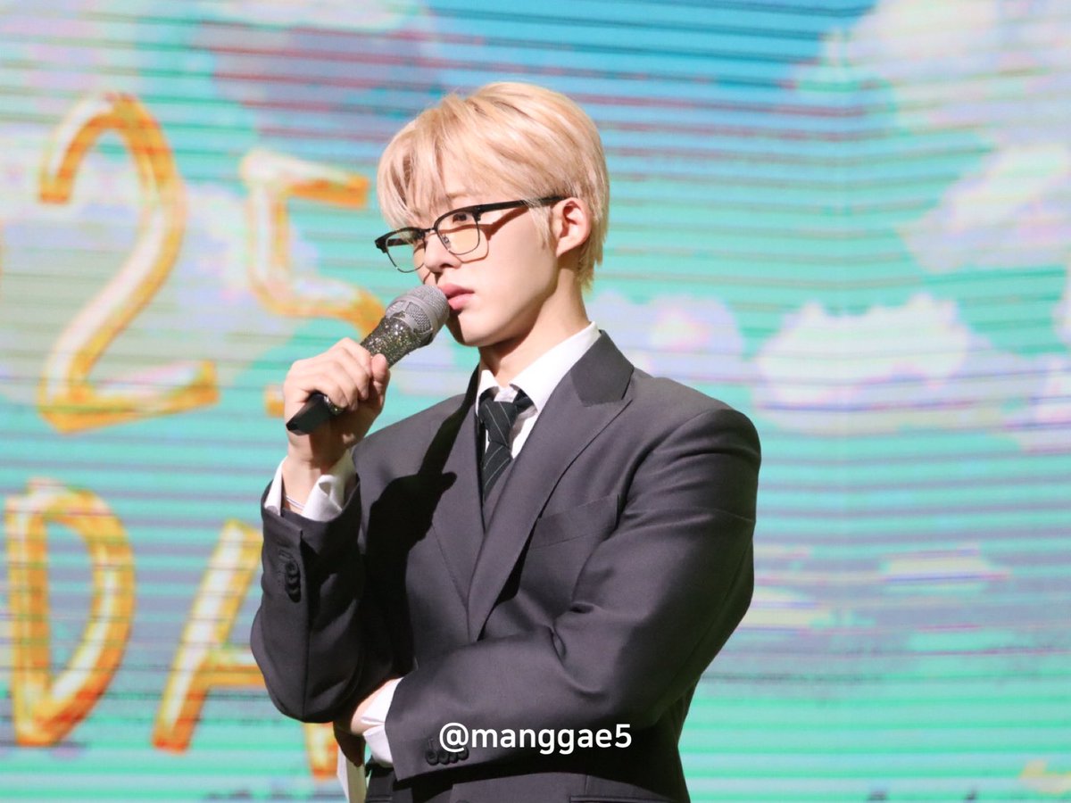 manggae5's tweet photo. 250412 ID-DAY

삼성중공업 남자친구 제발 저요 🙋‍♂️

#2025IDDAY #비아이 #김한빈 #BI https://t.co/hsoVvQqbHE