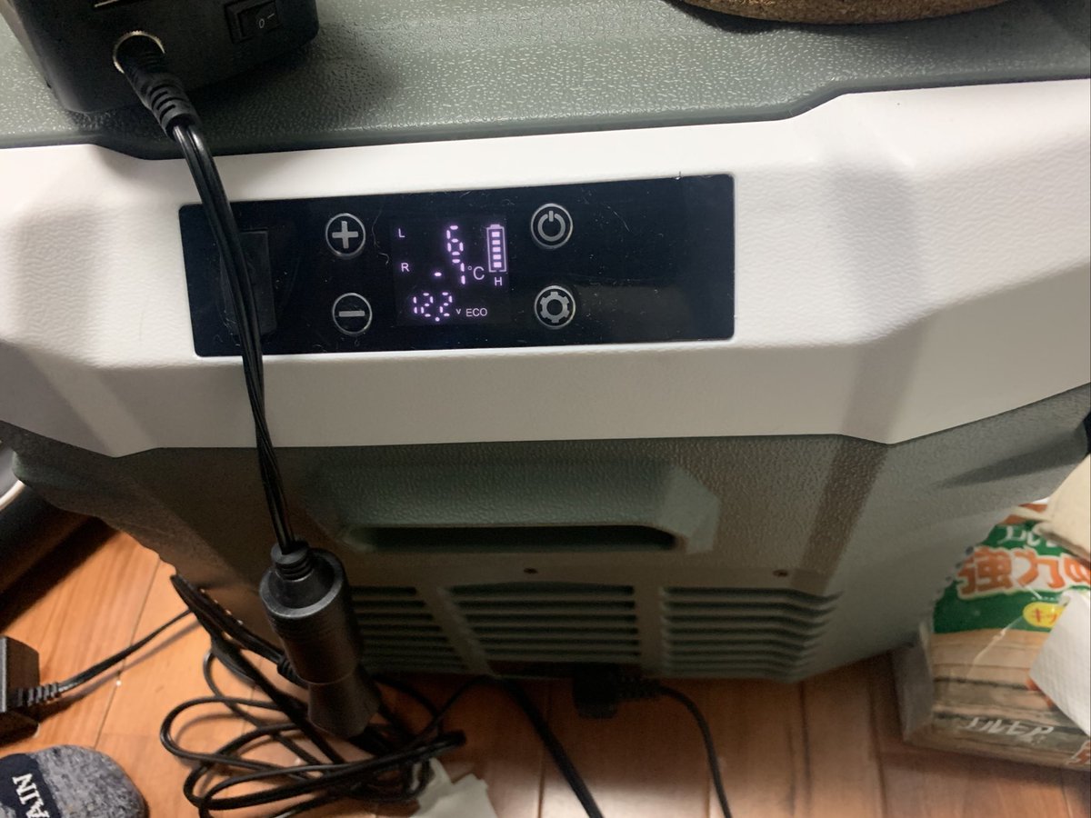 sumax_camp's tweet photo. ちょうどいまさっき車載冷蔵冷凍庫の電源が切れました。
時間的に約7時間程度の運転でした。後半冷凍庫の温度は上がってしまいますね。
これからもう一個のバッテリーに交換してエコ運転でどれぐらい持つのか開始です。
#alpicool
#NLS35
#NLAセレクト
#マキタバッテリー https://t.co/Bx4200TjJg