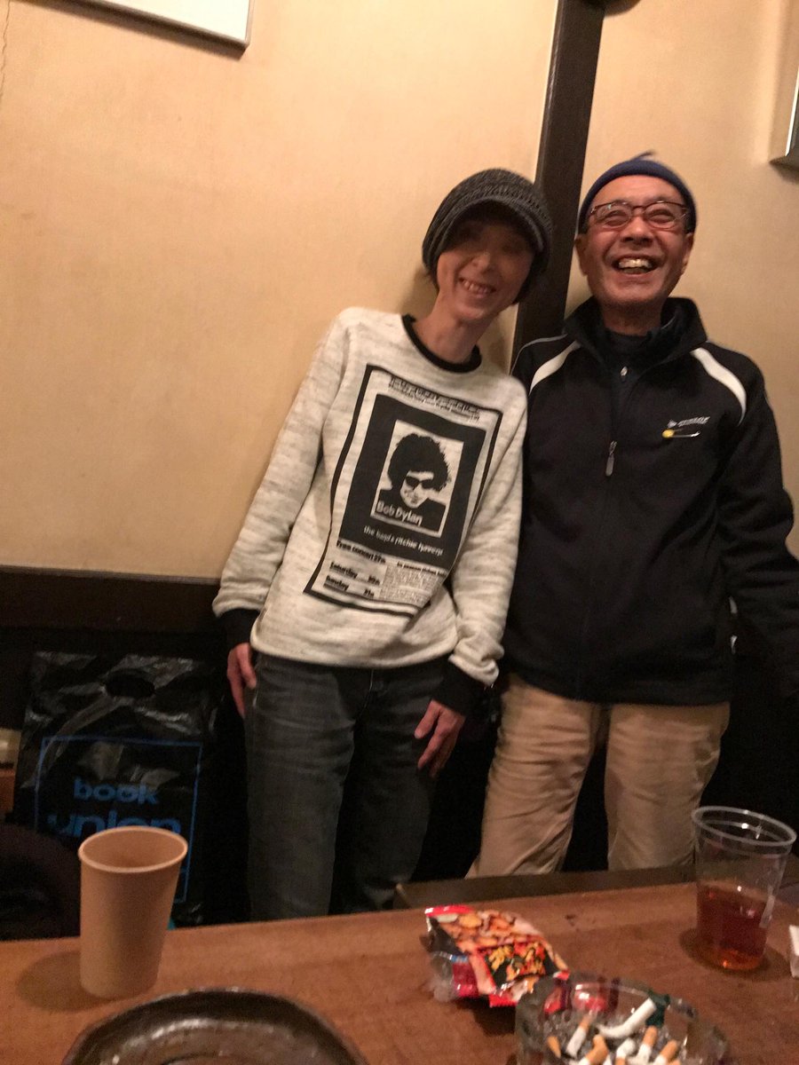 folkrockways's tweet photo. 萩原信義さんが亡くなった。彼は私に「俺はいつまでも浅川マキのギタリストじゃねぇんだ!」と言っていた。だから「浅川マキのギタリスト萩原信義が」とか言われたくないでしょう。生前そのことに配慮していた人はどれだけいたんだろう。向こうではジミヘンに会ってくださいな。人が好過ぎ。安らかに。 https://t.co/hf14WQbPH1