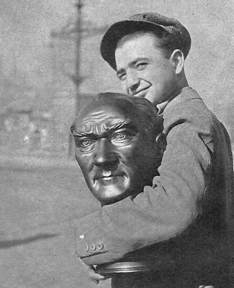 1951, kucağında Atatürk büstü taşıyan bir genç.