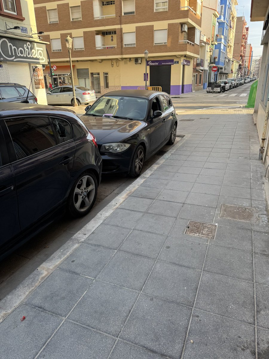 GRANJMB's tweet photo. @ugtplv buenosdías cada vez hay cristales rotos y ahora ni se cortan y lo rompen asta por la calle antes por lo menos lo hacían en el descampado pero esto es lo que está pasando en el super cabanyal espero pillar el tío así por lo menos lo entenderá https://t.co/rPpPb6e7Rr