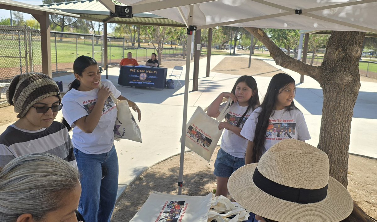SuperMomsBW's tweet photo. Gracias  Chicanos Por La Causa - CPLC por la invitación,  llevar el  mensaje a la comunidad de concientización de No a la violencia  domestica, fue hermoso ver a las familias completas y disfrutando de information  y de  recursos. Gracias. https://t.co/4CPVvLr8al