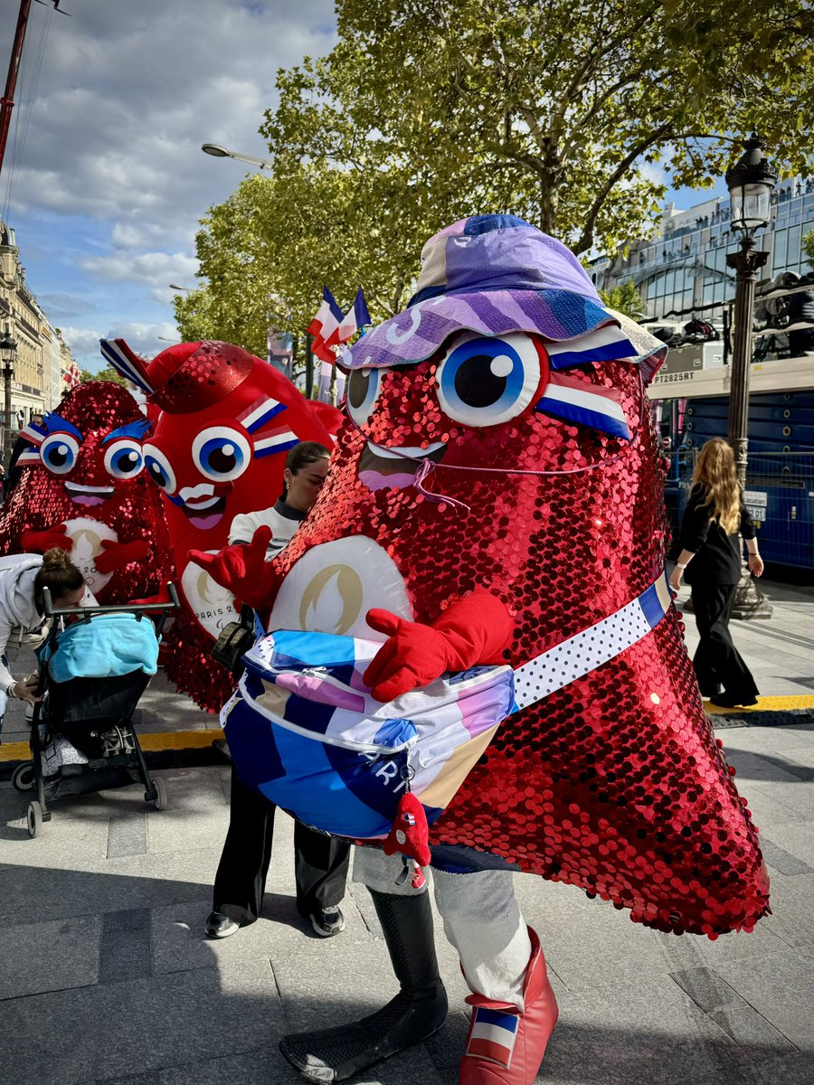 Pardon mais ils mettent la phryge à paillette et la phryge benevole en vente aux enchères aujourd'hui ? A 500€ ?!?!

#Paris2024 #phryge