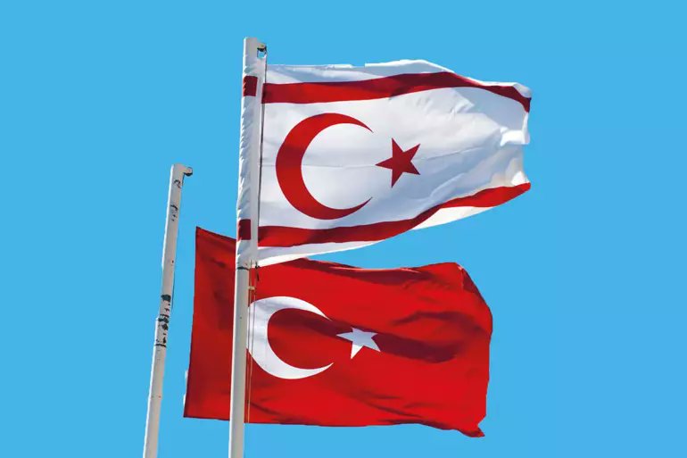 bpthaber's tweet photo. İlber Ortaylı:

Ursula von der Leyen çantasında parayla gezen bir teyze. Orta Asya ülkelerine 12 milyar Euro’luk yatırım vaat etmiş.

İçlerinden en alakasız üye Yunanistan fırlıyor. “Kıbrıs’ı tanımalarını şart koşun” diyor. Onlar da hemen onaylıyor.

Eğer hızla müdahale etmezsek; sadece uğrunda bu kadar fedakârlık yapılan Kıbrıs’ı değil, ülkemizin nüfus azalmasından dolayı çekeceği sıkıntıları karşılayacak iş gücünü, sanatlarımızı, bilim dünyasını, hatta boşaltılan sağlık sektörünü restore edecek kuvveti de kaçıracağız.

Yani Türkiye’nin geleceği de tehlikeyle karşı karşıya.
