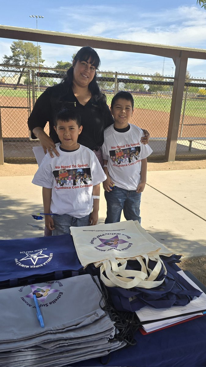 SuperMomsBW's tweet photo. Gracias  Chicanos Por La Causa - CPLC por la invitación,  llevar el  mensaje a la comunidad de concientización de No a la violencia  domestica, fue hermoso ver a las familias completas y disfrutando de information  y de  recursos. Gracias. https://t.co/4CPVvLr8al