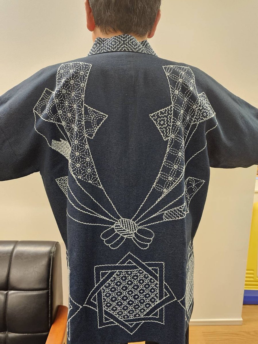 刺し子半纏 83歳のファンの方から手作りの刺し子の半纏をいただきました。 一針一