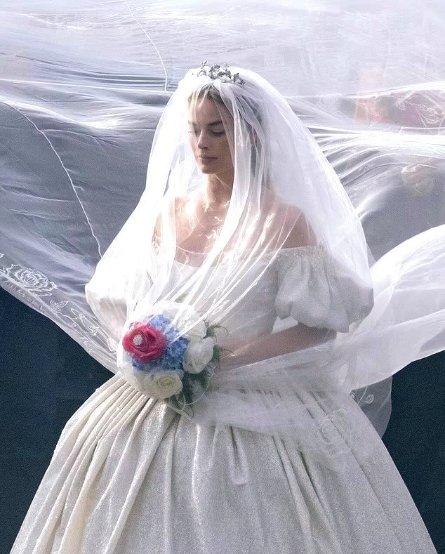 영화 <폭풍의 언덕 (Wuthering Heights)> 촬영 중인 마고 로비 새 사진 #MargotRobbie 에머랄드 펜넬 감독 / 에밀리 브론테 원작 각색 2026년 2월 13일 개봉 (영국...