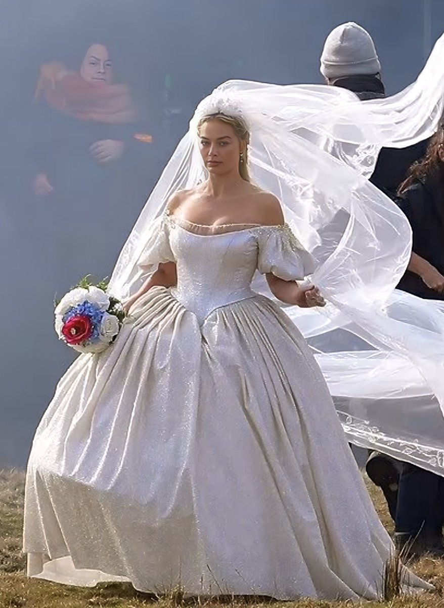 영화 <폭풍의 언덕 (Wuthering Heights)> 촬영 중인 마고 로비 새 사진 #MargotRobbie 에머랄드 펜넬 감독 / 에밀리 브론테 원작 각색 2026년 2월 13일 개봉 (영국...