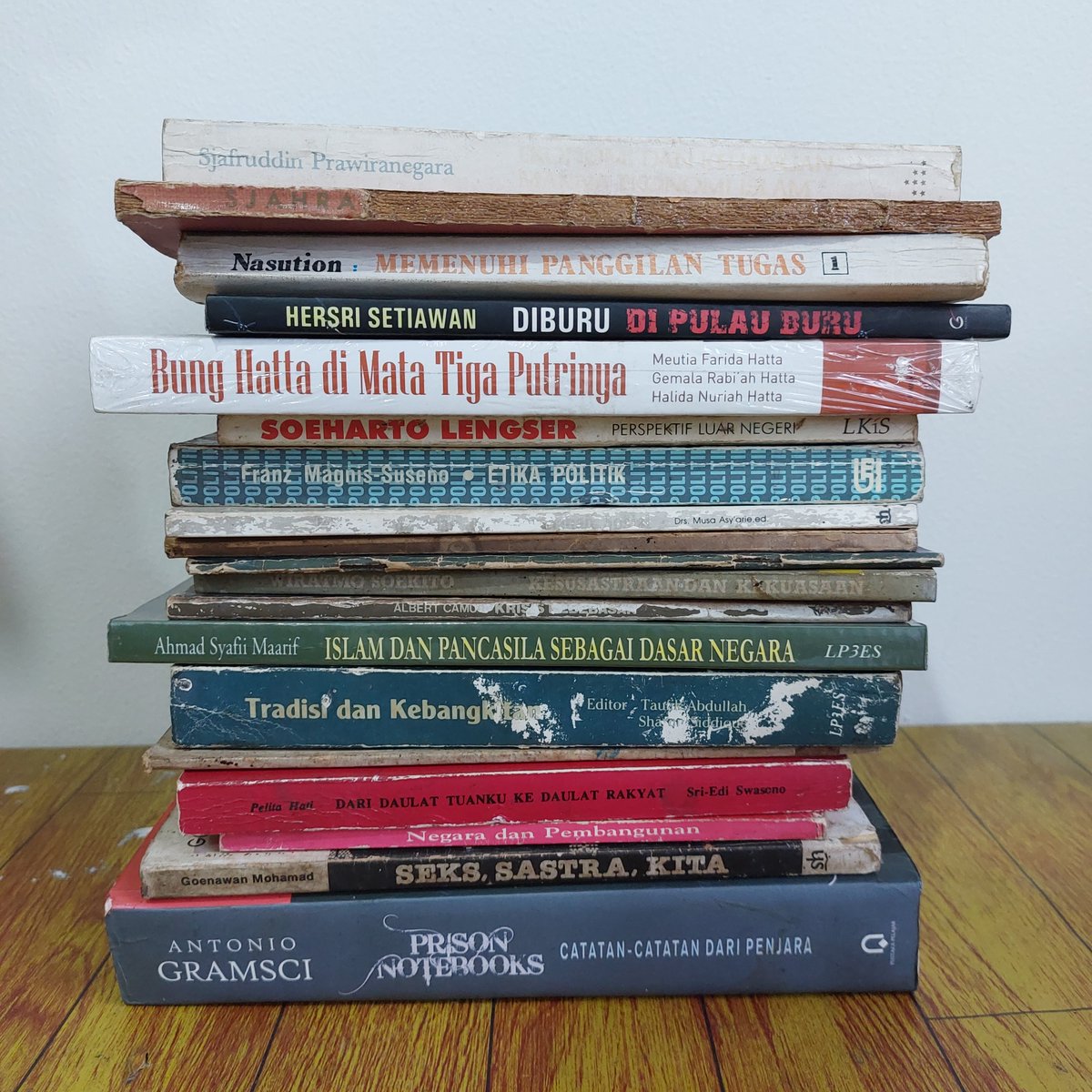 farid_efte's tweet photo. Selamat siang kawan-kawan, saya mau jual beberapa buku bekas, sebagian dari koleksi pribadi. Sila dilihat-lihat.

Pengiriman dari Depok, bisa via Tokped tapi ada tambahan biaya, diutamakan transfer langsung. Detail ada dilanjutan tweet.

Minta apresiasi RT ya, terima kasih 🙏🏽🙏🏽 https://t.co/kJFxDDUkqL