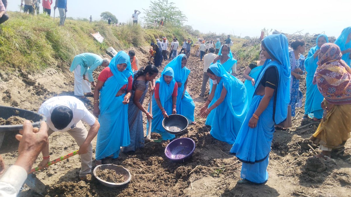 उत्तर प्रदेश के जल शक्ति मंत्री <a href="/swatantrabjp/">Swatantra Dev Singh</a> ने जालौन की नून नदी पुनर्जीवन अभियान की शुरुआत श्रमदान से की। जल सहेलियों समेत हजारों लोग जुड़े, मंत्री ने मंच से उनकी सराहना की। सभी ने मिलकर नदी बचाने का संकल्प लिया।