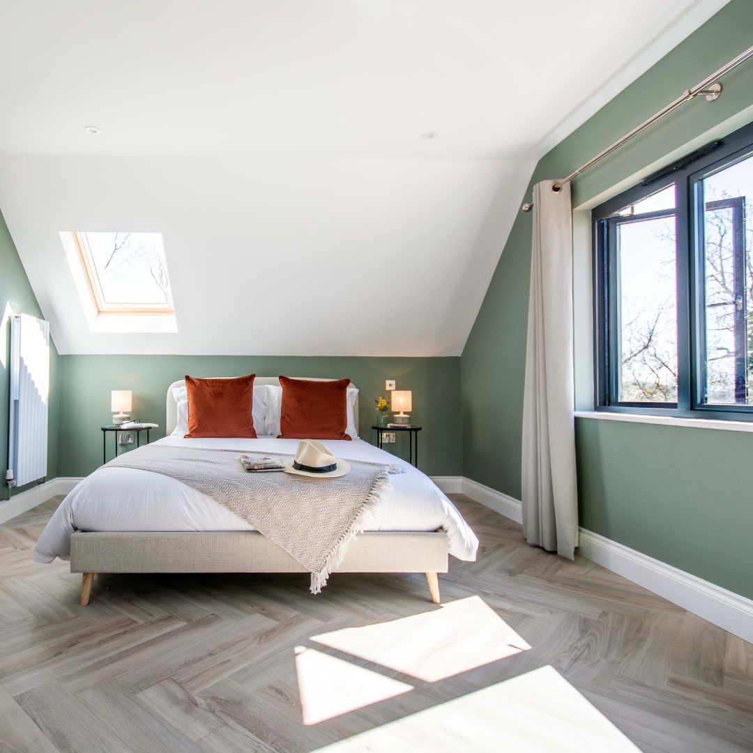 Say Hello to Barney’s Barn, the perfect home-from-home for two (and a 🐶) in the Suffolk countryside. Inside, you’ll find playful tones, a bold and beautiful comfy sofa, and a toasty wood burner. The chef’s kiss? A fully-equipped kitchen for cosy nights in #staycurious