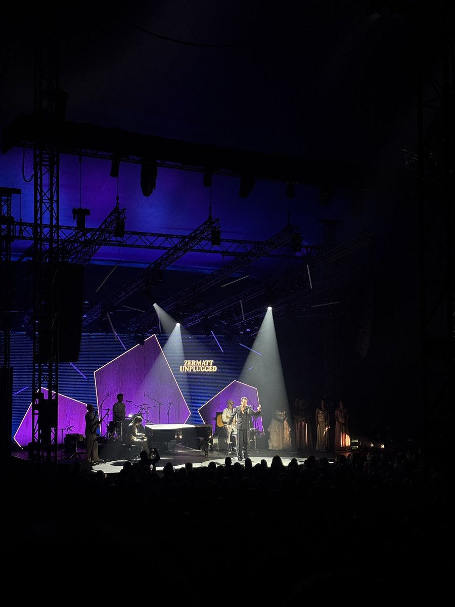 CelineGilky's tweet photo. Incroyable soirée à Zermatt 🇨🇭🏔️🤩 Un Mika heureux d’être là et si solaire ! Une énergie et ambiance de folie 🍾🥂🥳🔥 Bref un vrai bonheur @MikaFanClub @Blooming_Boy_ @mikasounds #concert #zermatt #suisse #mika https://t.co/ewBpBpMQ8P