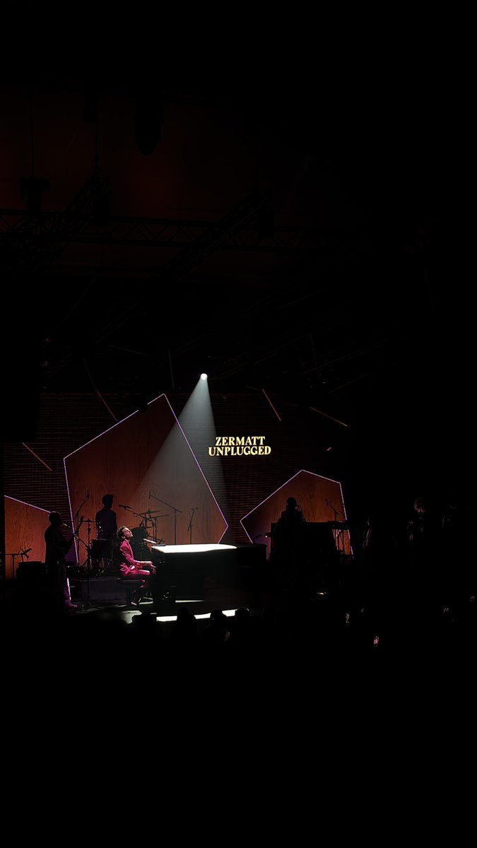 CelineGilky's tweet photo. Incroyable soirée à Zermatt 🇨🇭🏔️🤩 Un Mika heureux d’être là et si solaire ! Une énergie et ambiance de folie 🍾🥂🥳🔥 Bref un vrai bonheur @MikaFanClub @Blooming_Boy_ @mikasounds #concert #zermatt #suisse #mika https://t.co/ewBpBpMQ8P