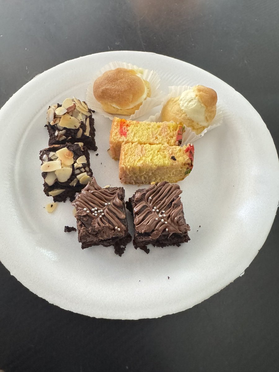 lugee_'s tweet photo. Bacaan tahlil (lelaki) jiran, pastu suami tapau buat balik, katanya bini suka brownies haha mekasihhh 😘 https://t.co/6WE80CgVFk