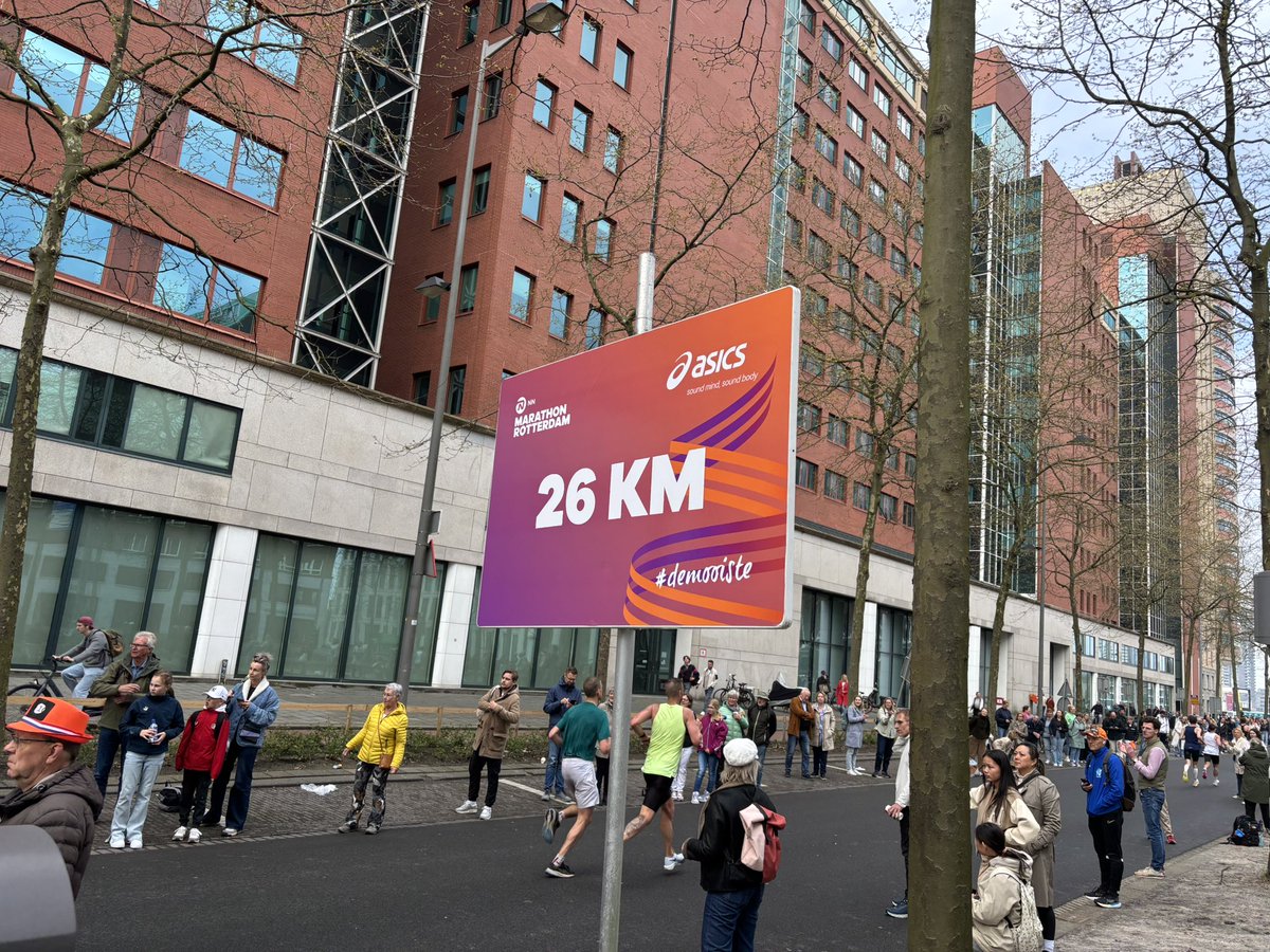 ADRDLive's tweet photo. Steeds meer hardlopers passeren de 26 kilometer, vlak voor de Erasmusbrug op Rotterdam-Zuid.

#demooiste https://t.co/T8uOZ1FkVN