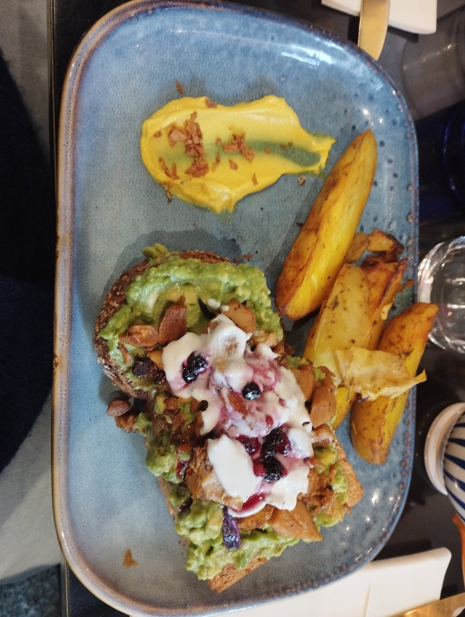 camispag's tweet photo. @cosipegioco Ho letto che Ari non mangia carne allora ti consiglio Ziga Bistrò che fa vegetariano/vegano e anche brunch buonissimi in un ambiente molto carino. Agevolo diapositiva avocado toast fotografato e mangiato da me medesima! https://t.co/zRUltGfAwn
