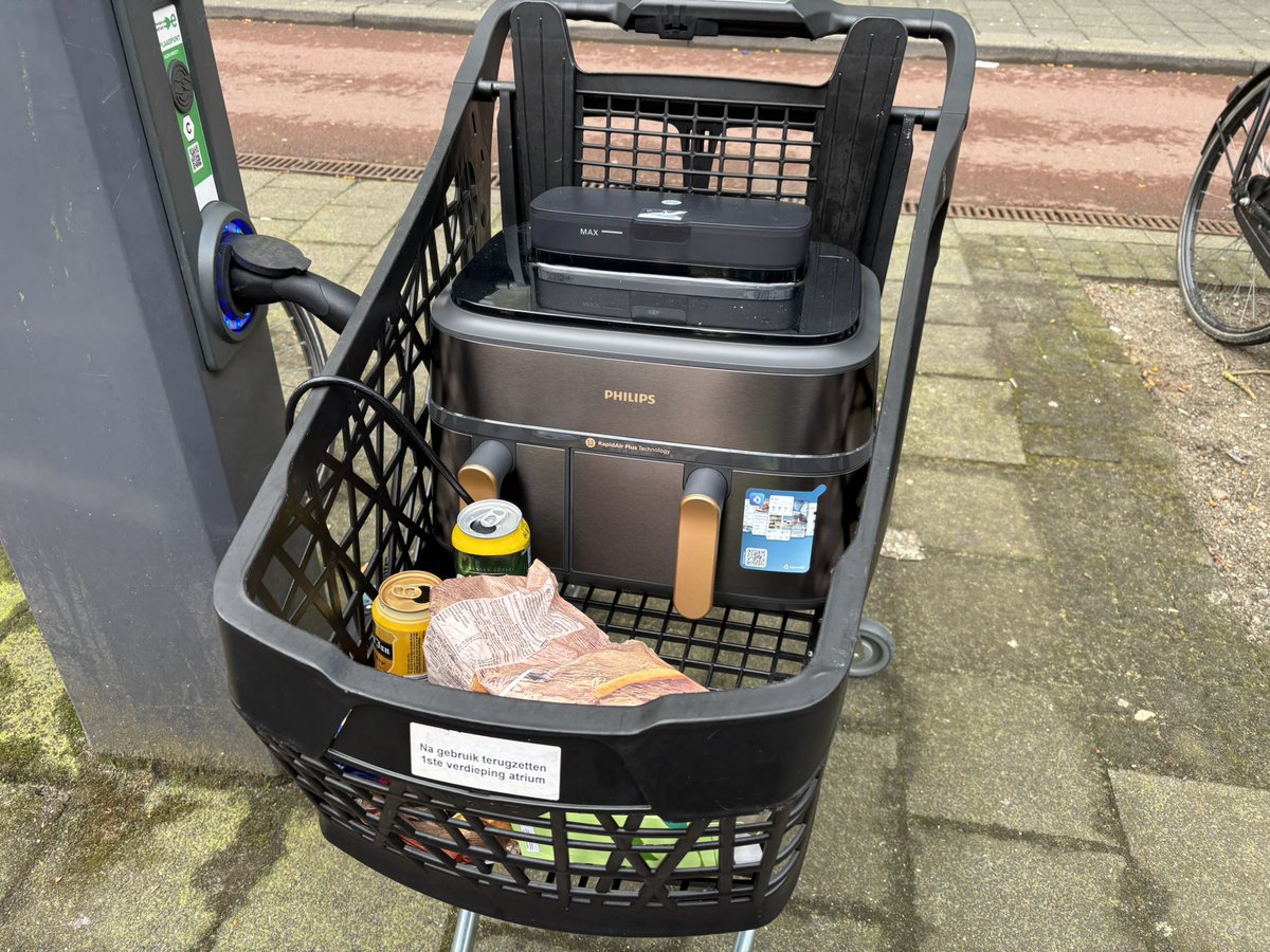 ADRDLive's tweet photo. Bij een groot sportevenement zoals deze, mogen de snacks niet ontbreken. Daarom bedachten Kevin, Harsanth en Iris een ingenieuze oplossing: ze namen hun eigen airfryer mee in een winkelwagen. ,,Er zitten nu zoete aardappelfrietjes in. Net hadden we vegetarische bitterballen.” https://t.co/t6miMQljyW