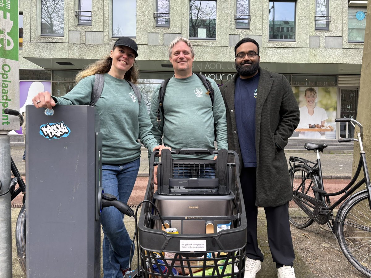 ADRDLive's tweet photo. Bij een groot sportevenement zoals deze, mogen de snacks niet ontbreken. Daarom bedachten Kevin, Harsanth en Iris een ingenieuze oplossing: ze namen hun eigen airfryer mee in een winkelwagen. ,,Er zitten nu zoete aardappelfrietjes in. Net hadden we vegetarische bitterballen.” https://t.co/t6miMQljyW