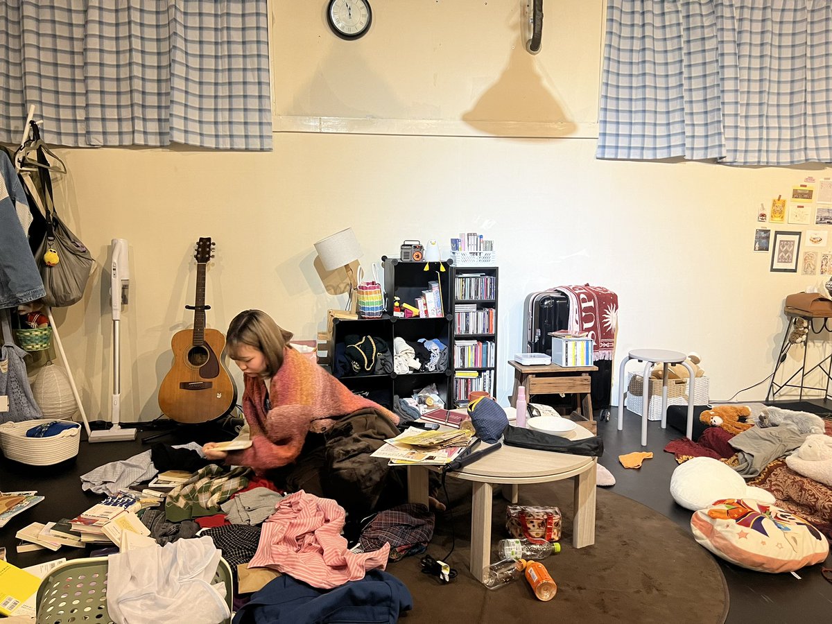 #あめいろつるばみ「#日日是憶日」観劇。フリーターの妹が面倒みの良い秀でた姉から自立を決める光景を描く。イマジナリー感漂うポップさに古川はるさんの表情や好演がマッチしていたしギターや童歌の演出は団体独自の空気を感じられ居心地良い60分だった。秋葉彩弓さんの姉役もメリハリがあって良い。