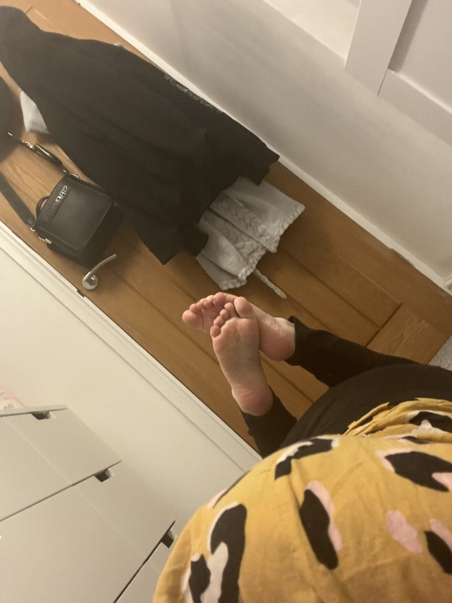 goddessrhobynn's tweet photo. For the foot freaks out there. Anyone active and sending? At least make yourself useful and pay me. 

Findom•Domme•Feet•Bratty https://t.co/q7iKHImFYA