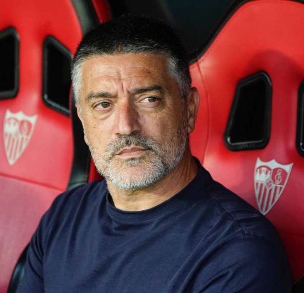 GonzaloTortosa's tweet image. 🔴🚨 ÚLTIMA HORA. 

✍️ Confirmado.

García Pimienta será destituido como entrenador del Sevilla FC.

↪️ Joaquín Caparros será su sustituto.

@elchiringuitotv