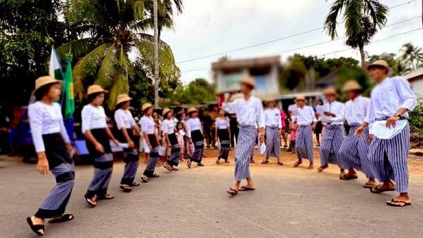 crystalkeyl's tweet photo. #DDMSC Dawei Democratic Movement Strike Committee led & protested anti military dictatorship public demonstration in #Launglon Township , #Dawei District on April 12.
#WhatsHappeningInMyanmar
#2025Apr13Coup
# https://t.co/WZhfu4Eyo5