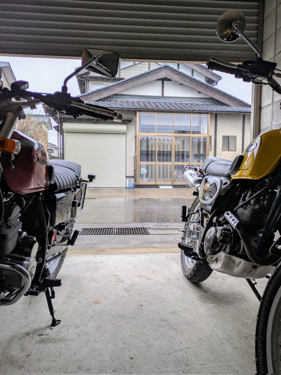 wkymnok's tweet photo. 昨日とはうって変わっての雨模様
こんな時はとりあえず掃除する。来週はオイル交換しよう。 https://t.co/JcPccrnROZ