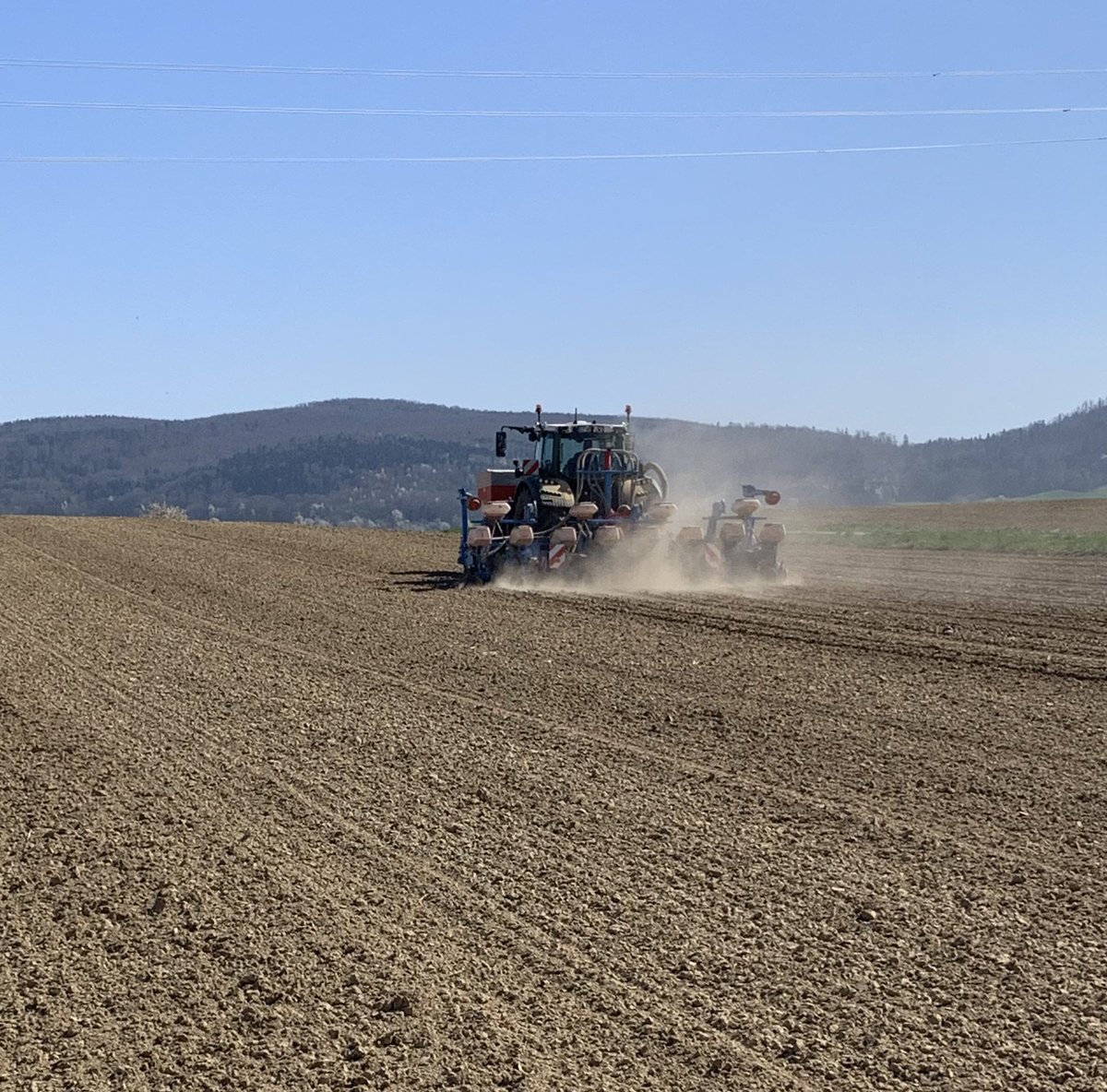 Bachty68's tweet image. Début des semis de maïs grain &amp;amp; ensilage sous un temps plutôt favorable , sauf ce hei frasser (vent du Nord sec et frais,  “mangeur de foin”) qui complique un peu la préparation 
On attend le retour de la pluie pour poursuivre sur les labours de février. 
#Corn #Sundgau #FrAgtW