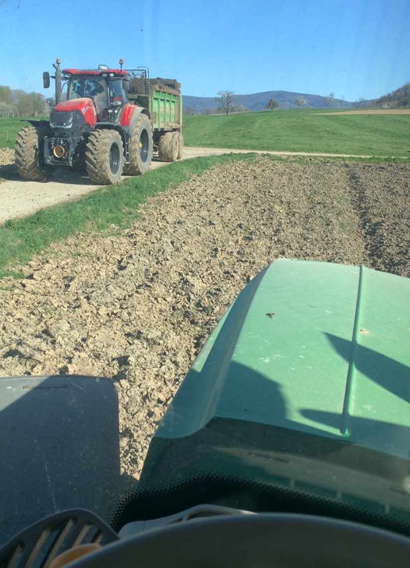 Bachty68's tweet image. Début des semis de maïs grain &amp;amp; ensilage sous un temps plutôt favorable , sauf ce hei frasser (vent du Nord sec et frais,  “mangeur de foin”) qui complique un peu la préparation 
On attend le retour de la pluie pour poursuivre sur les labours de février. 
#Corn #Sundgau #FrAgtW