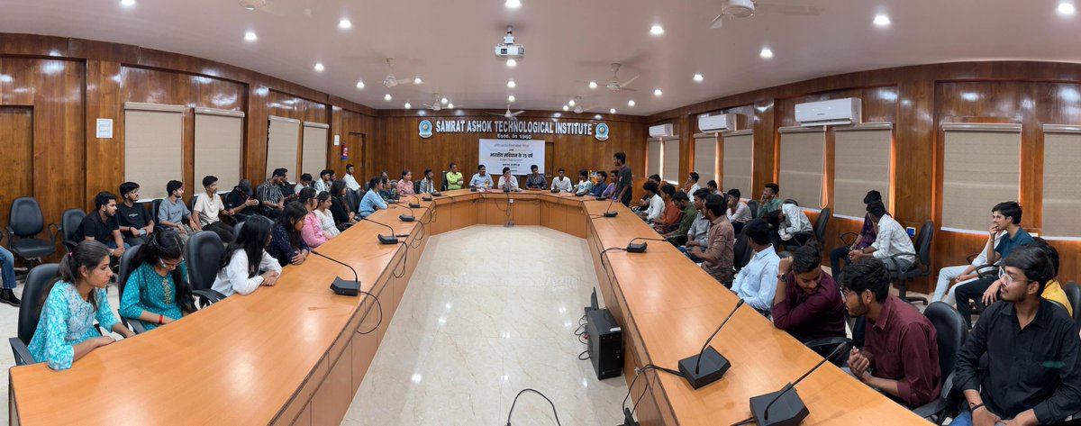 मध्यभारत प्रांत के विदिशा नगर इकाई द्वारा भारतीय संविधान के 75 वर्ष पर सम्राट अशोक प्रौद्योगिकी संस्थान में चर्चा आयोजित की गई। 

जिसमें मुख्य अतिथि के रूप में SATI महाविद्यालय के डायरेक्टर श्री वाय. के. जैन और अभाविप की राष्ट्रीय मंत्री कु.शालिनी वर्मा उपस्थित रही।