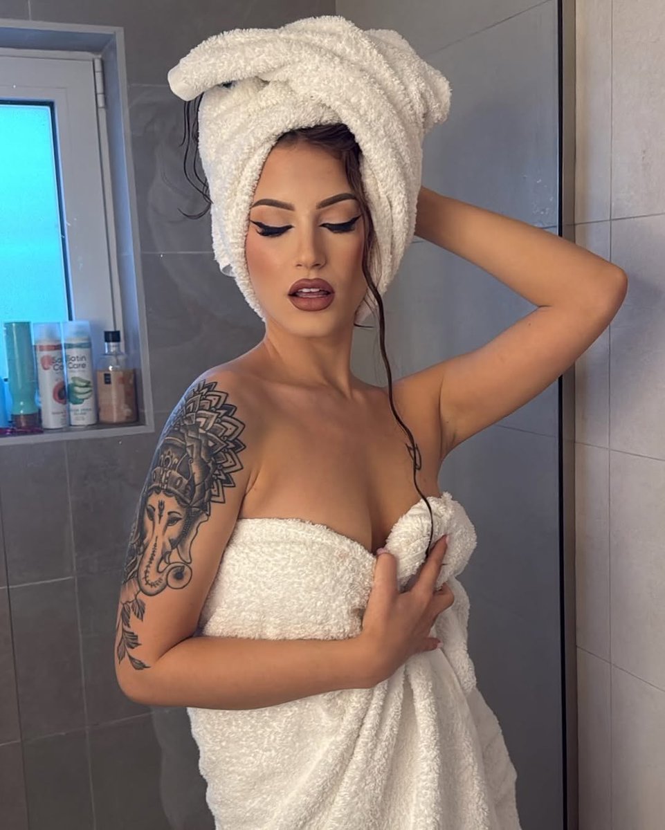 rosanegrox's tweet photo. How's the view?🧖🏻‍♀️🫧🤍 https://t.co/9JNzSfyZpA