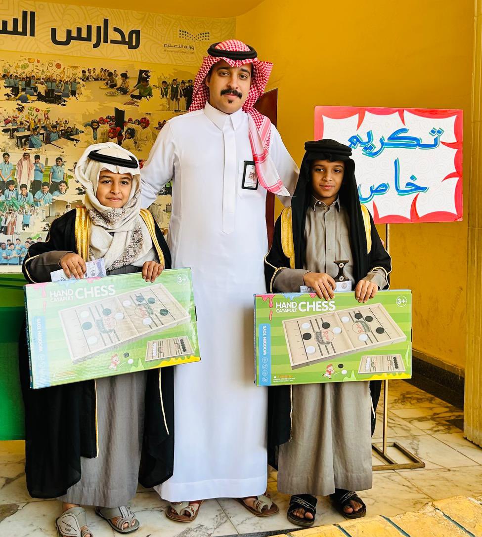 alsahil_school's tweet photo. كرّم اليوم وكيل المدرسة الطلاب 💥✨الحاصلين على أفضل التقييمات في مسابقة أفضل زي ليوم التأسيس على مستوى طلاب القسم الابتدائي حصل الطلاب على جوائز مالية + هدايا مع تكريم لجنة التحكيم للمسابقة✨🎉 https://t.co/C9vAjc9Hdg