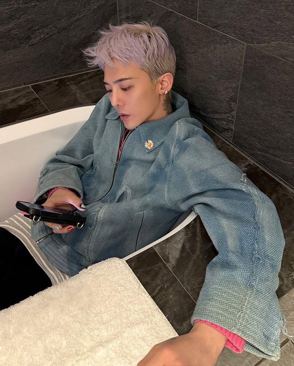 요즘 썸을 타고 잇는 관계로 현생 사느라 잘 안 들어왓습니다 대가리 박겠습니다 보고싶엇어요