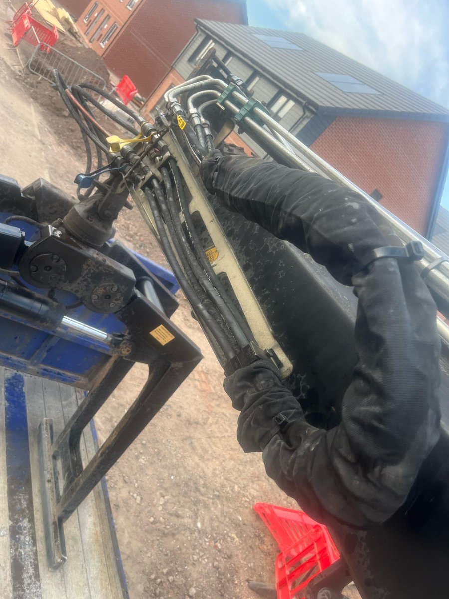 HosesUnlimited's tweet photo. That satisfying feeling when you replace a first fit OEM hose on a @palfinger truck mounted crane with the exact same like for like quality @HANSAFLEX assembly 😁🙌🏻👌 https://t.co/wroYyoT7yu