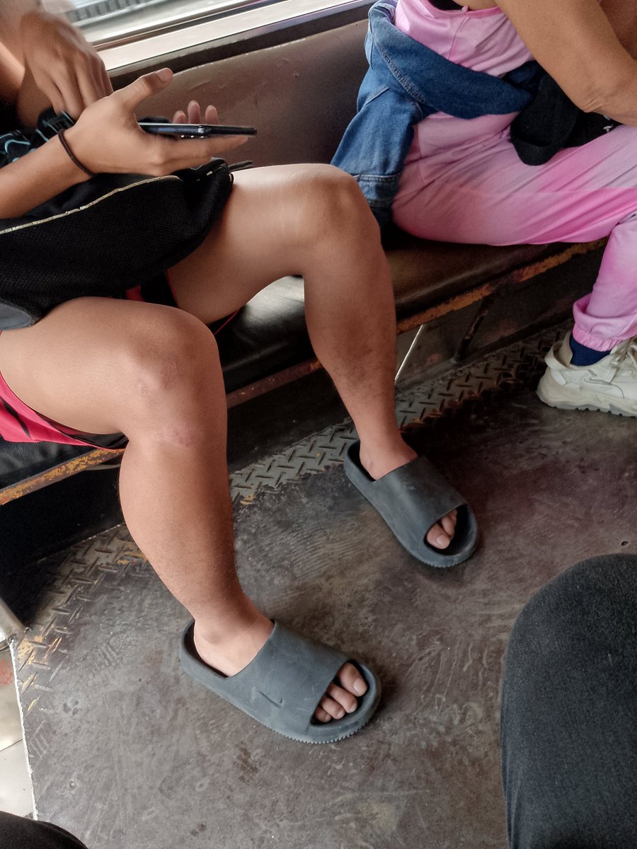 Boombay99834933's tweet photo. Baka andito si kuyang maganda ang paa paramdam ka naman, nakasabay ko sya sa jeep GenT Valenzuela to Karuhatan. #altervalenzuela #alterGenT #alterval https://t.co/gEaUjW5bLD