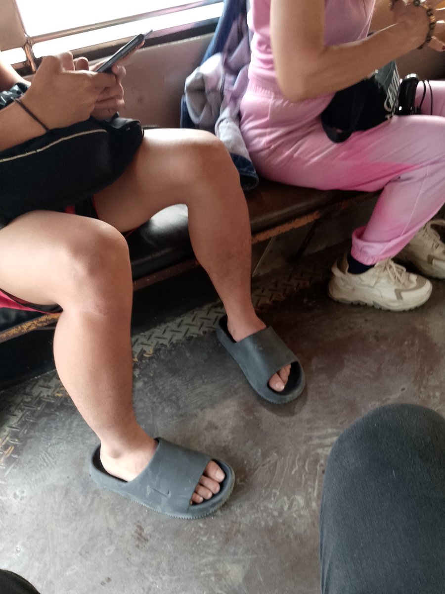 Boombay99834933's tweet photo. Baka andito si kuyang maganda ang paa paramdam ka naman, nakasabay ko sya sa jeep GenT Valenzuela to Karuhatan. #altervalenzuela #alterGenT #alterval https://t.co/gEaUjW5bLD