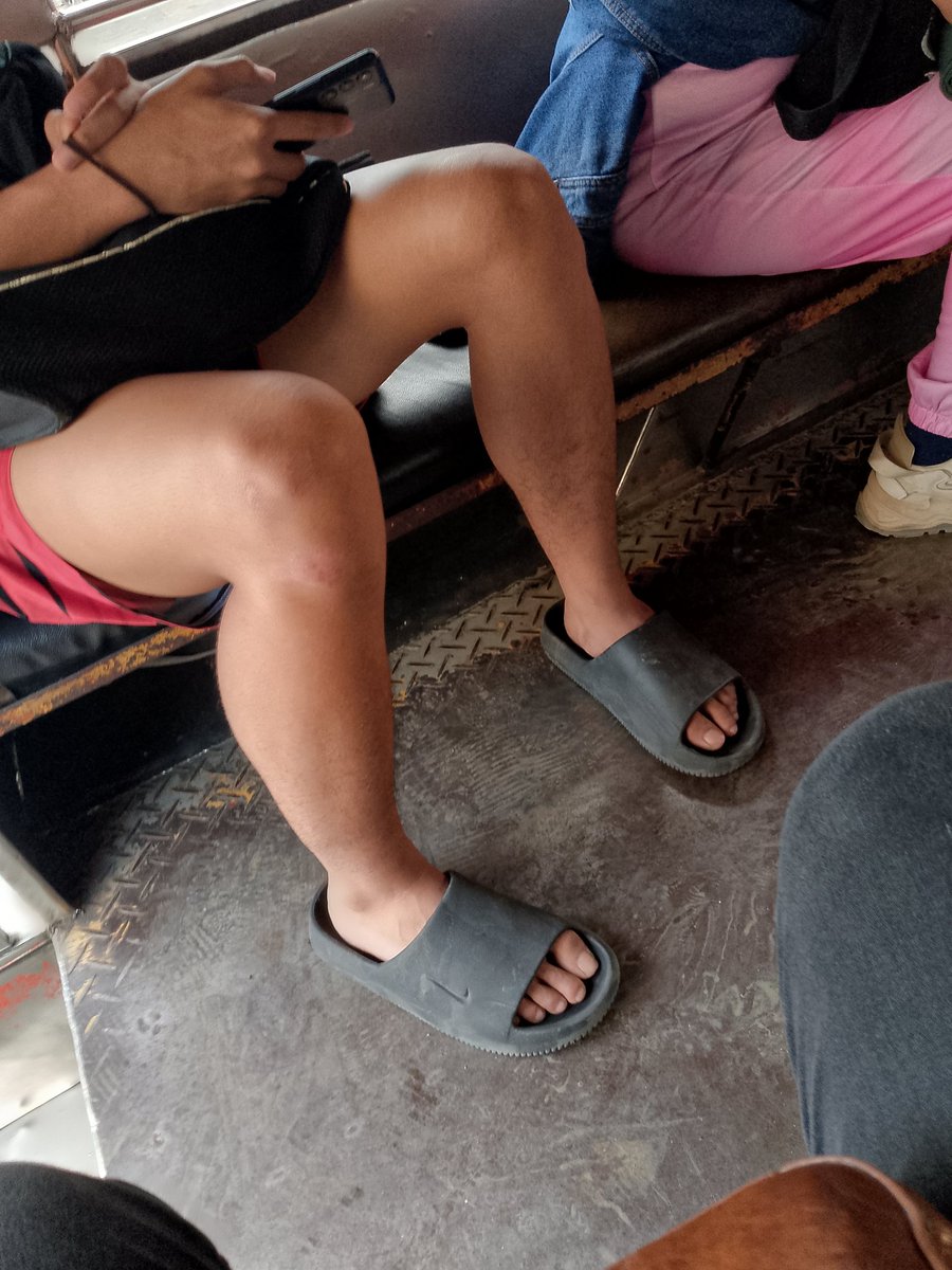 Boombay99834933's tweet photo. Baka andito si kuyang maganda ang paa paramdam ka naman, nakasabay ko sya sa jeep GenT Valenzuela to Karuhatan. #altervalenzuela #alterGenT #alterval https://t.co/gEaUjW5bLD