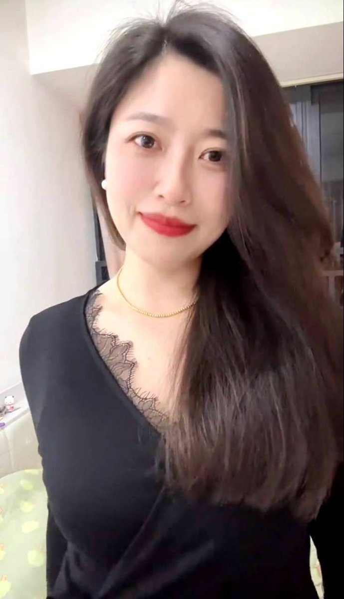 蕾丝花边勾勒出了蝴蝶翩迁的温软… 

今天第一次见粉丝还不敢约，结果他求我说看看内裤的样式，那只能答应他了。我承认有时候这种小暧昧还挺刺激的～

就是不知道和下次见的粉丝会发生什么呢… https://t.co/lK2cycPSdH
