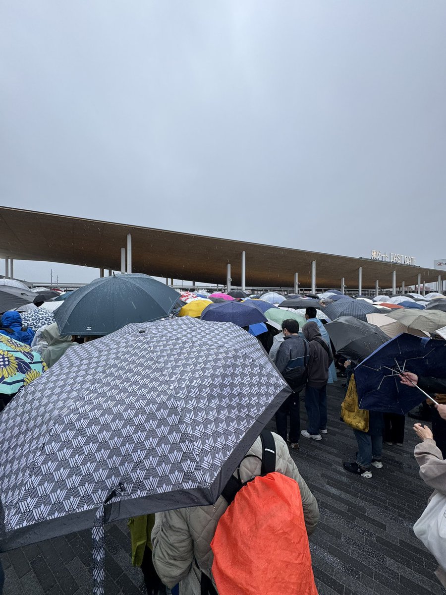 OGA2SHI's tweet photo. 大雨。
万博出口も金属探知のゲートの枠を通らないといけなくてみんなびしょ濡れ。

ゾンビ映画で封鎖されたみたいや。
#万博
#夢洲 https://t.co/vTEHSzYs7G
