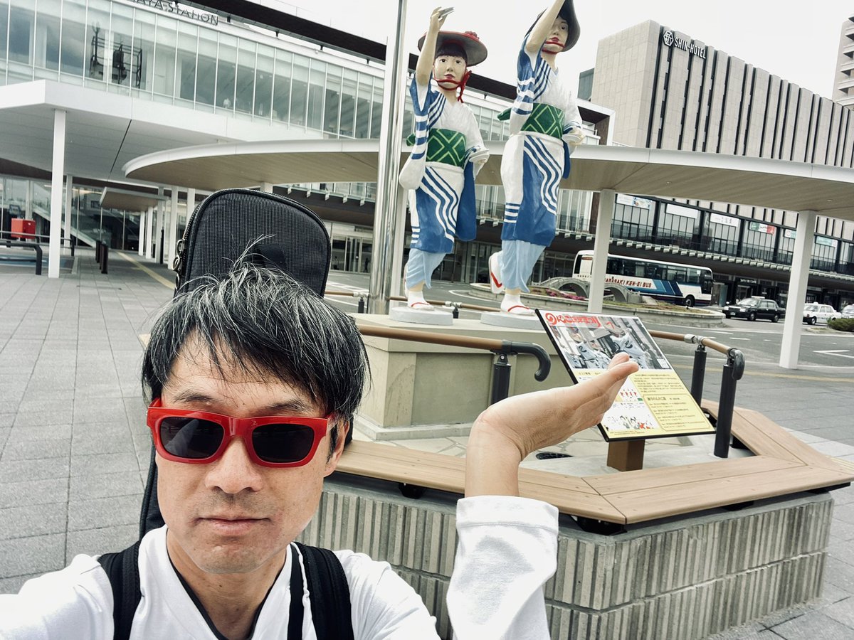 ueno160's tweet photo. いさはや駅デカイね。ナゾのオブジェとイチロックさん。 https://t.co/RFVMFGlaDJ